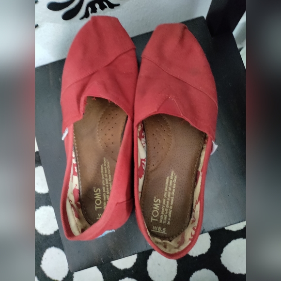 TOMS Red Canvas Classic Size 8.5 - Picture 3 of 4